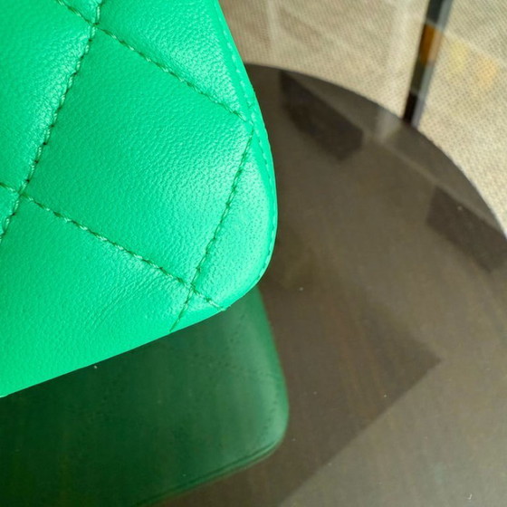 Image 1 of Borsa Chanel Classic Flap Medium - 25 cm in pelle di agnello trapuntata verde con finiture dorate, serie 18