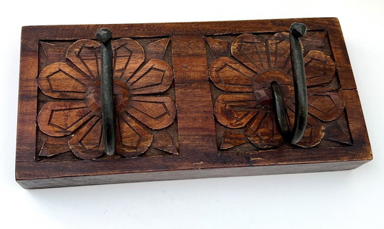 Image 1 of Handgesneden wandkapstok uit India – massief hout met 2 ijzeren haken