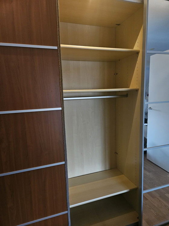 Image 1 of Armario con puertas correderas y espejo.