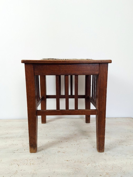 Image 1 of Chaise d'appoint vintage en bois avec dessus en tapisserie / Petit tabouret d'appoint du milieu du siècle des années 196