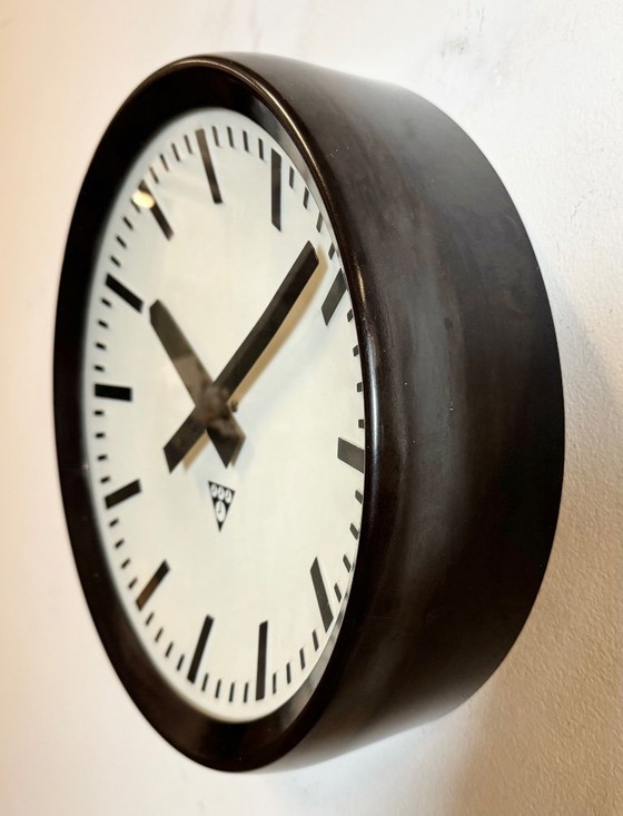 Image 1 of Industriële bakelieten fabriekswandklok van Pragotron, jaren 60