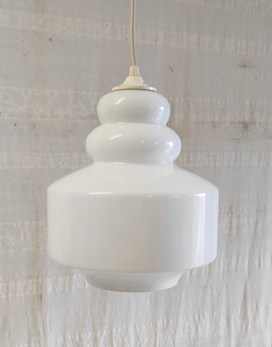 Image 1 of Lámpara colgante de estilo escandinavo con pantalla de cristal opalino - mediados del siglo XX