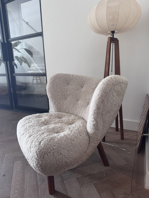 &Tradition petit fauteuil Petra VB1 peau de mouton clair de lune