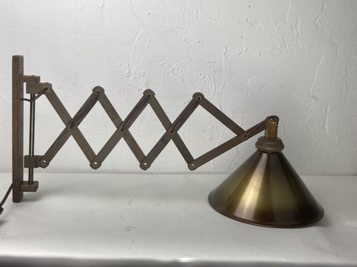 Lámpara de pared holandesa de tijera de madera y latón, de mediados de siglo, década de 1960