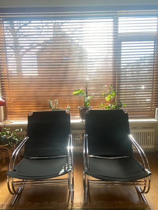 Diseño de sillón con estructura tubular retro