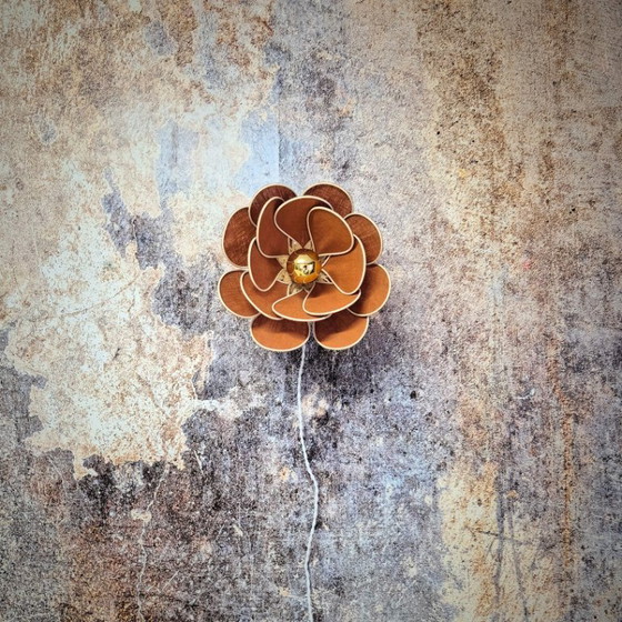 Image 1 of Applique murale fleur, modèle Nénuphar, 16 pétales en rotin et lin (teinte personnalisable)