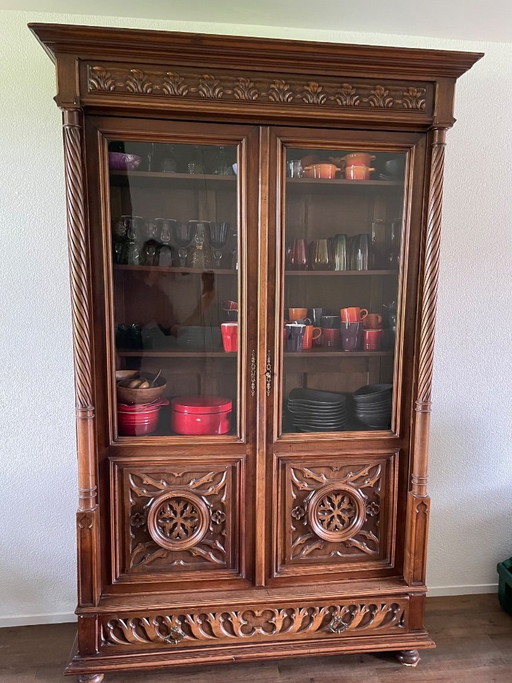 Armario antiguo con cristal antiguo