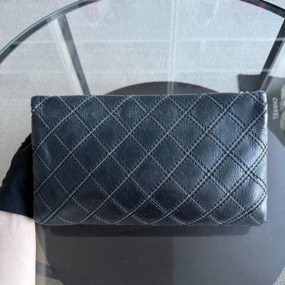 Image 1 of Chanel Seasonal Flap - Iriserende stiksels, gewatteerd leer, donkerblauw, goudkleurige hardware, serie 19