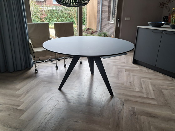 Image 1 of Belly ronde eetkamertafel van Kees Marcelis