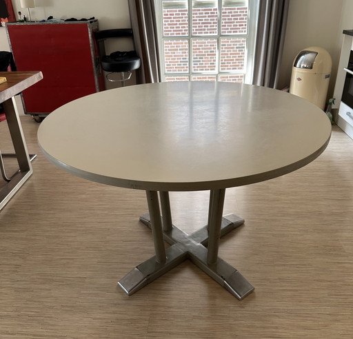 Gispen round toe table and 6 designer chairs from the 1960s