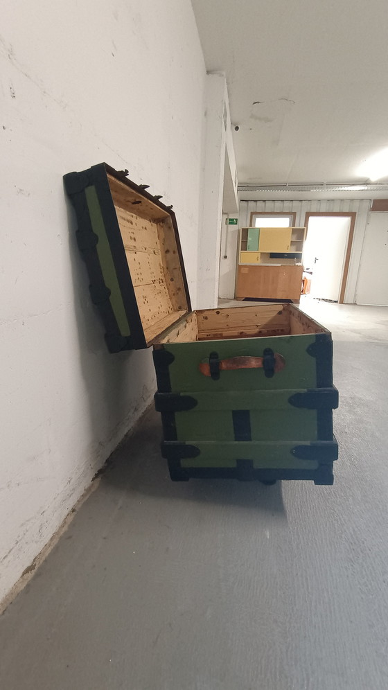 Image 1 of Vieux coffre avec ferrures en métal noir