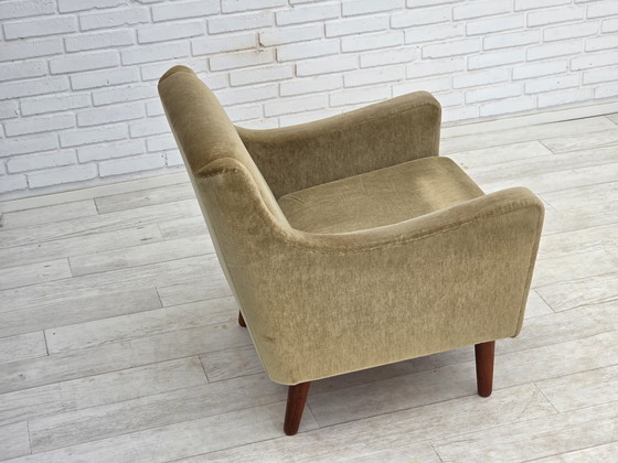 Image 1 of Fauteuil danois des années 1970, velours d'ameublement vert original, pieds en bois de teck