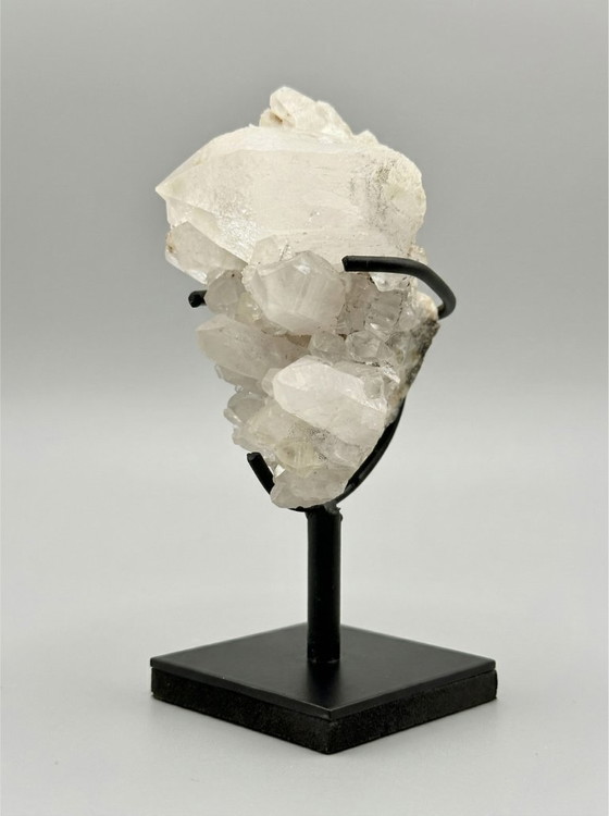 Image 1 of Duo decorativo: sfera di diaspro Maligano e gruppo di quarzo su piedistalli.