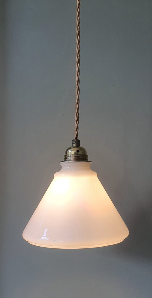 Suspension vintage en verre opalin blanc de forme en entonnoir décorative