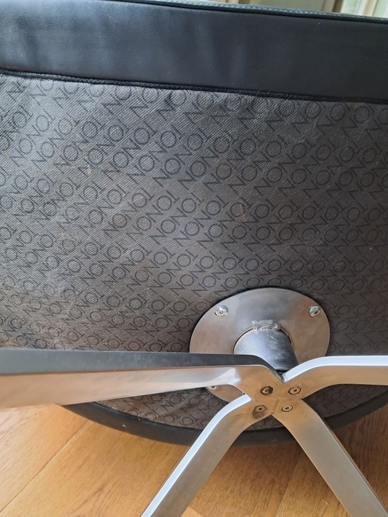 2 Tonon schwarze Leder-Drehsessel, Drehstühle, Polierter Stahl (Foto 3 von 5)