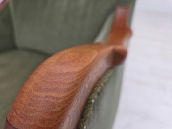 Image 1 of 1960er Jahre, dänischer Hochlehnersessel, grüner Möbelvelours, Teakholz.