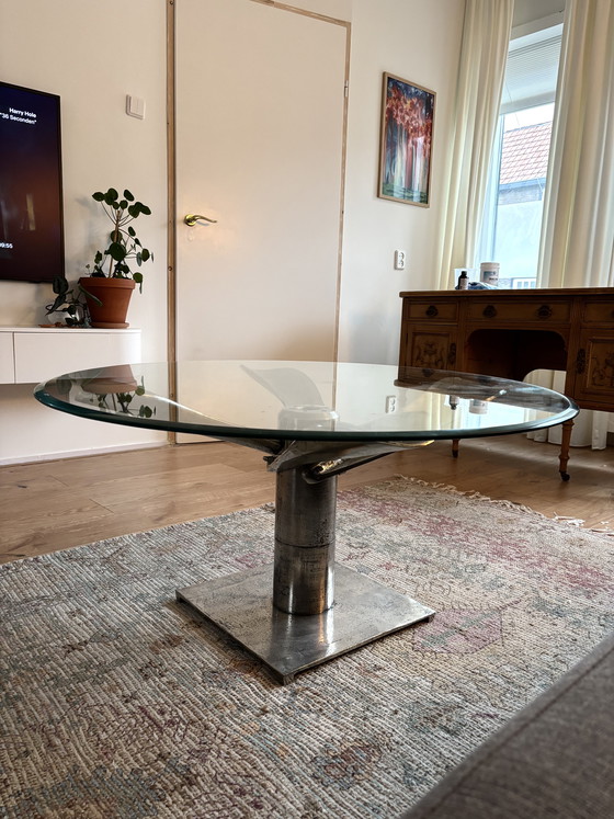 Image 1 of Sculpturale salontafel met glazen blad en metalen propellervoet
