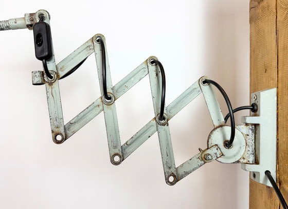 Image 1 of Groene industriële schaarwandlamp van Elektroinstala, jaren 60.
