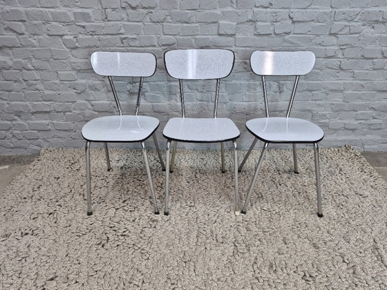 Set di 3 sedie da cucina di design vintage di Brabantia, Formica striata bianca, Paesi Bassi, anni '60 (photo 2 of 11)
