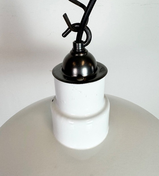 Image 1 of Industriële witte geëmailleerde fabriekshanglamp, jaren 60