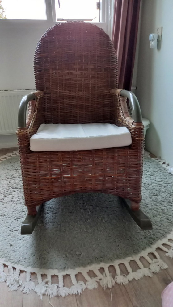 Image 1 of Sedia a dondolo in canna/legno