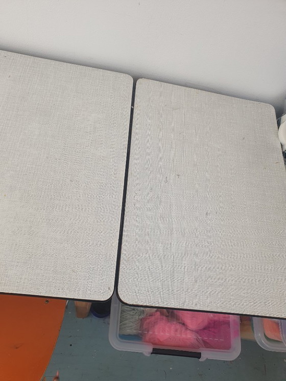 Image 1 of Bureau en Formica avec tiroirs et fonction dépliable