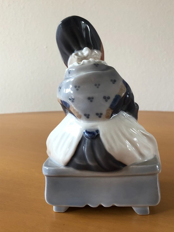 Royal Copenhagen - Amage Girl Sewing - Model 1314 – Decorative Objects, Porcelain (photo 6 of 14)