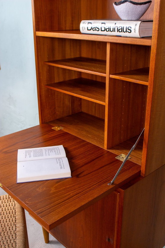 Image 1 of Vintage teakhouten dressoir/secretkast/boekenkast uit het midden van de 20e eeuw.