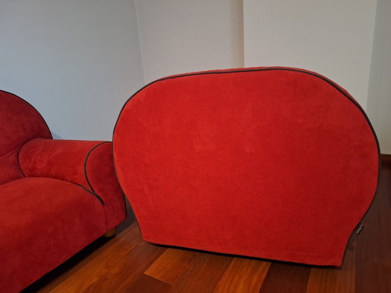 Image 1 of prachtige design zitgroep van Cinna (Frans meubelmerk) met tweezitsbank, ruime fauteuil,bijpassende poef in opvallende rode stof