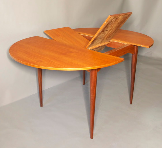 Image 1 of Table de salle à manger extensible circulaire italienne en teck, années 1960