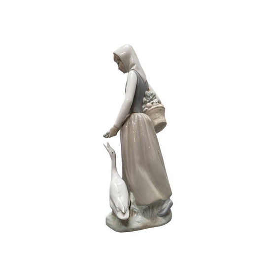 Image 1 of Figurine en porcelaine « Jeune fille à l'oie » par Lladro, années 1980