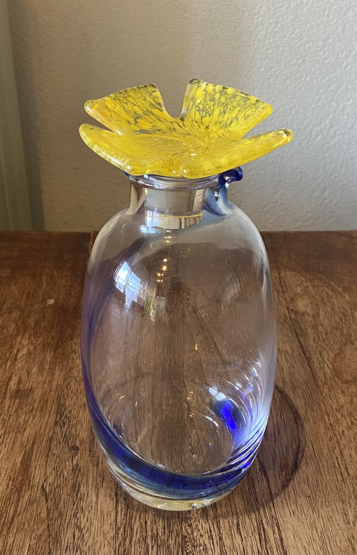 Glaskaraffe mit blauem Fuß und gelbem Blattverschluss