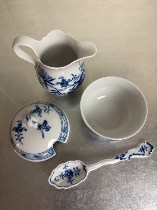 Original Meissen Milk & Sugar Set, Onion Pattern – Milk Jug, Sugar Bowl & Porcelain Spoon – 1st & 2nd Choice – Excellent Conditi