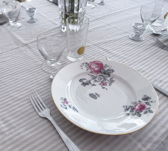 Image 1 of Lot d’assiettes creuses aux motifs fleuris roses et gris 