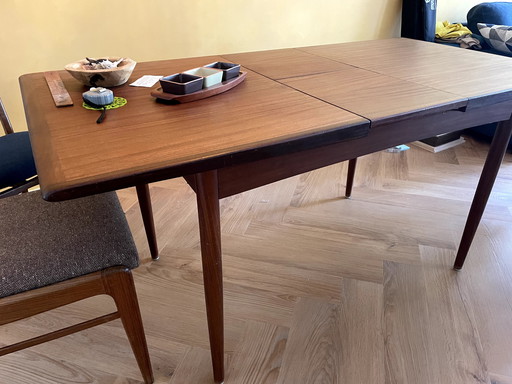 Table de salle à manger au design danois