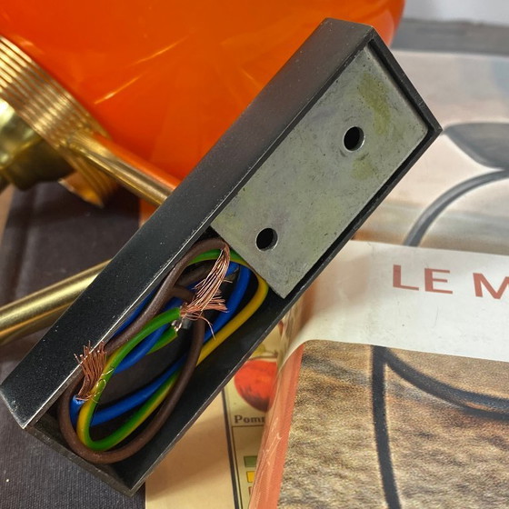 Paar Wandleuchten mit orangefarbenen Opalglaskugeln und goldfarbenem Metall (photo 7 of 8)