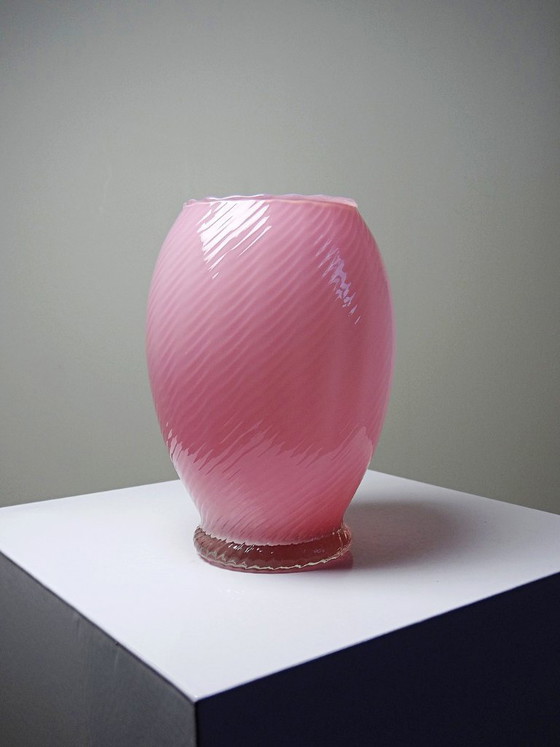 Image 1 of Petit vase soufflé en opaline rose torsadée Vénitien Murano/Empoli vintage
