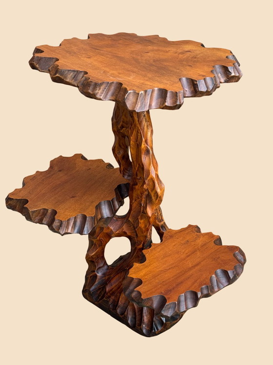 Image 1 of Mesa auxiliar escultural hecha a mano en madera maciza | Indonesia | 1930-1950
