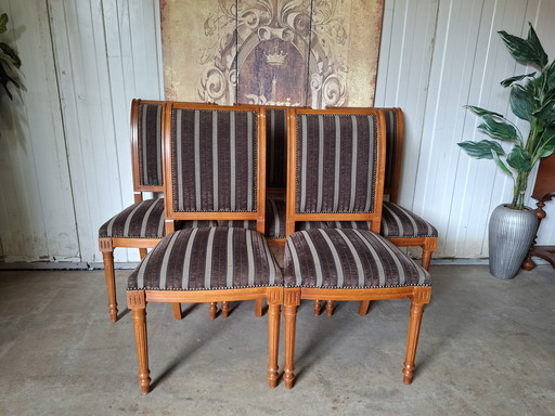 Klassieke kersenhouten eetkamerstoelen licht gebruikssporen bekleding afm: 51x46m en 100cm hoog. Zithoogte 46cm.
