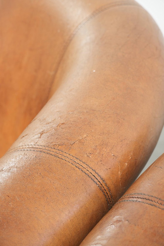 Image 1 of 2 x Subtiele karaktervolle vintage schapenleren clubfauteuil met een mooie lichte kleur en een mooie patina look