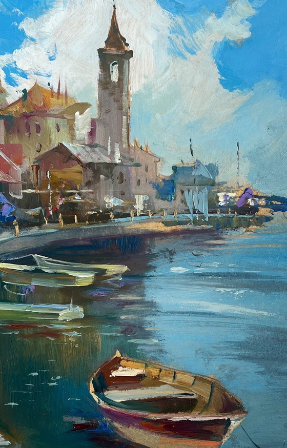 Image 1 of Dipinto a olio originale raffigurante un paesaggio urbano costiero con un porto cittadino affollato.