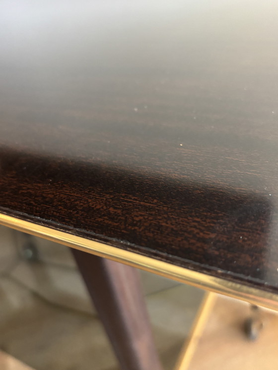 Image 1 of Bijzettafel vintage dans un style moderne du milieu du siècle – messing afwerking, wielen, jaren 1950