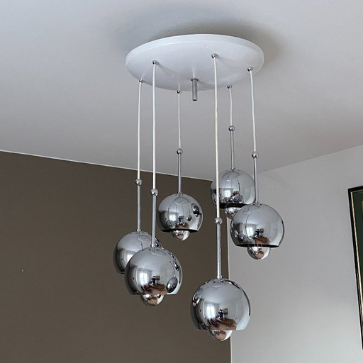 Oogbal waterval hanger. 1970. Ruimtetijdperk