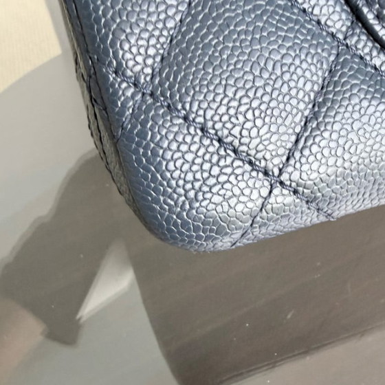 Image 1 of Chanel 2.55 Reissue 227 - Caviar trapuntato blu scuro, hardware in argento rutenio, serie 19
