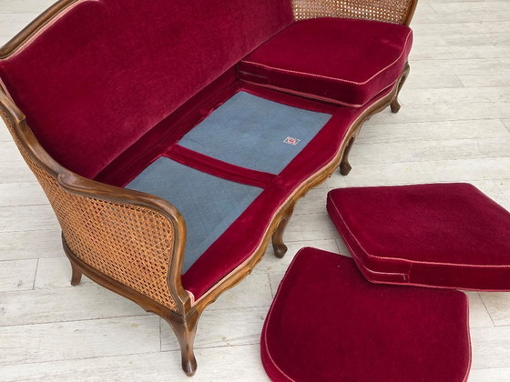 Image 1 of Canapé 3 places danois des années 1950, velours d'ameublement, bois de frêne, maille d'ameublement.