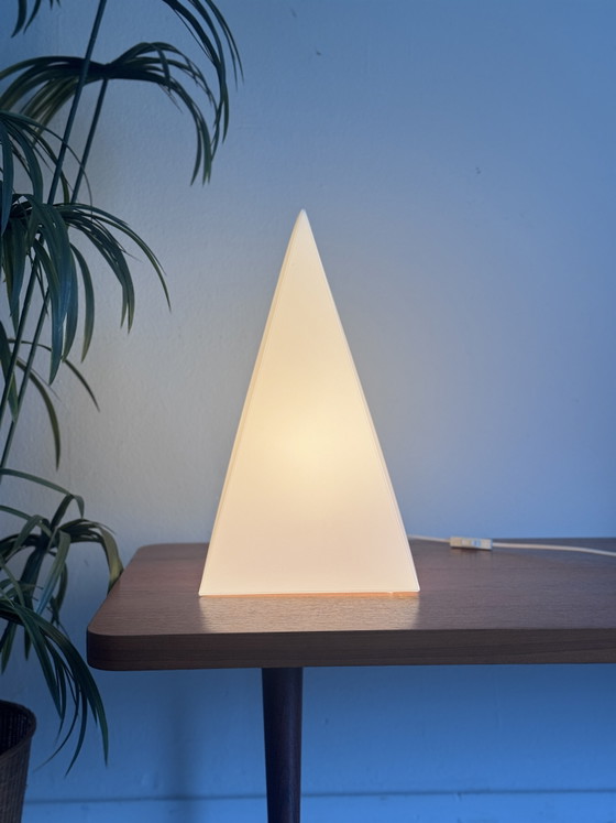 Vintage pyramid table lamp Harco Loor for Woja 1980 – Plastic (photo 6 of 7)