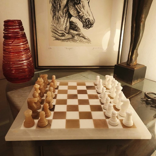 Jeu d'échecs de luxe vintage des années 1970 en albâtre italien sculpté à la main de Volterra - blanc et agate naturelle (brune)