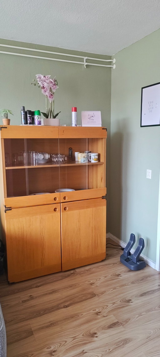 Vitrine en bois avec portes vitrées!
