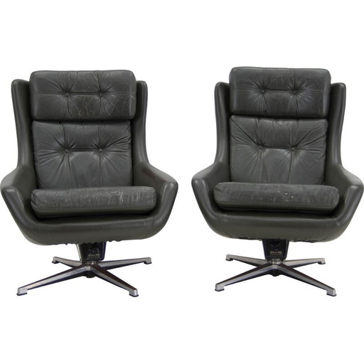 Par de sillones giratorios mecedores de cuero de mediados de siglo, Finlandia, década de 1970