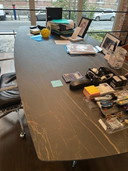Tavolo in ceramica italiana con base in vetro originale di Tonelli Design